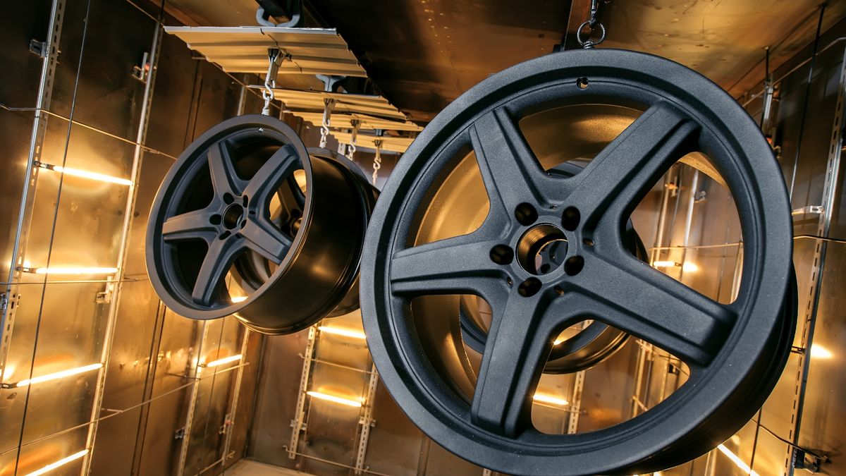 Proszkowo malowane felgi wygrzewa się w piecu, co powoduje utrwalenie struktury i zapewnia jej wysoką trwałość.