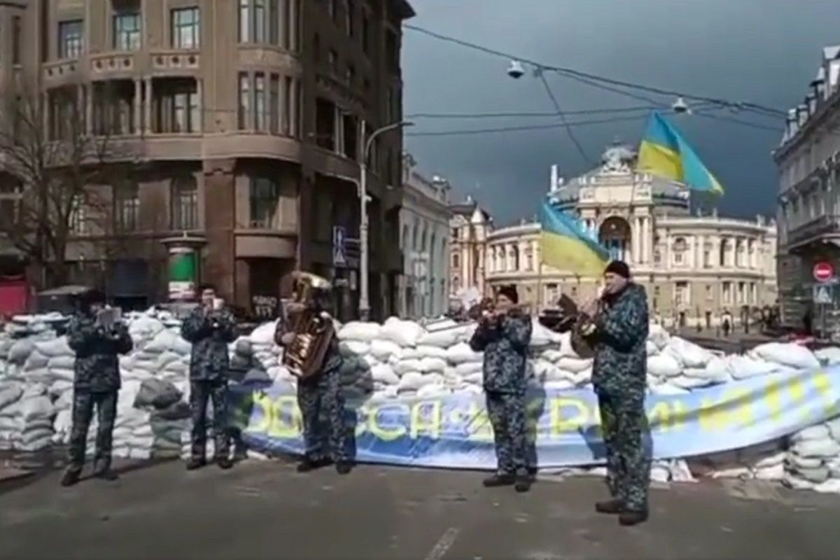 "Don't worry, be happy" na barykadach. Ukraińska orkiestra oczarowała świat