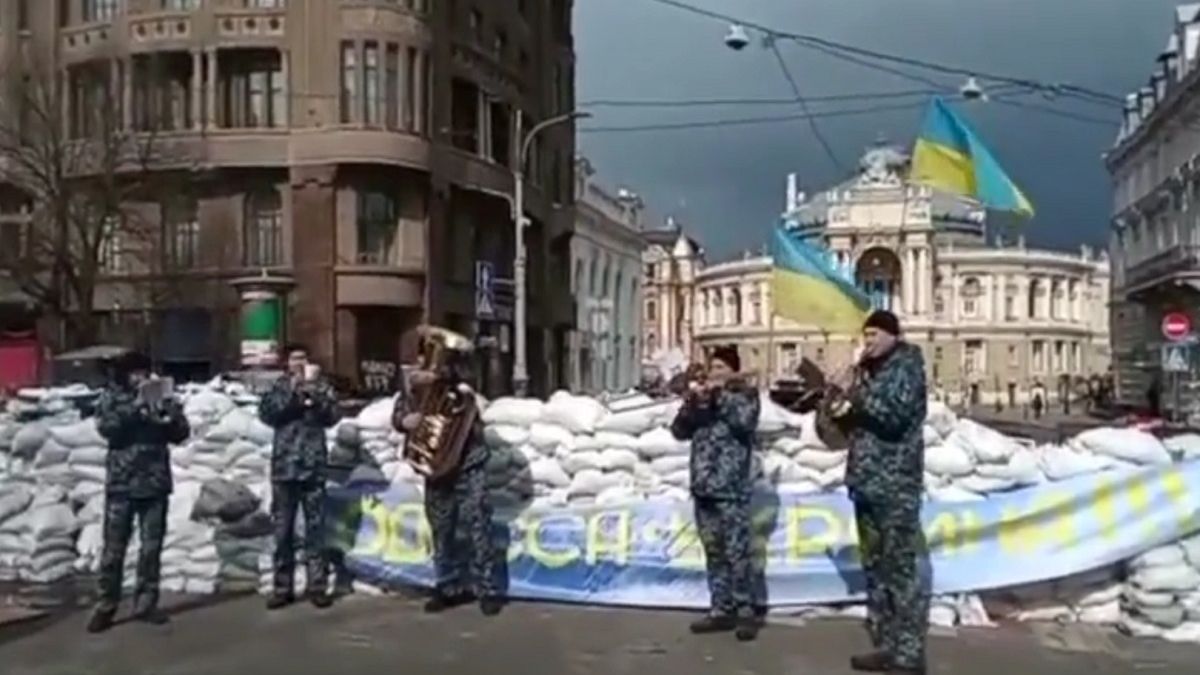Orkiestra wyszła na barykady przed operą w Odessie