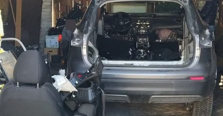 Mazowieckie. "Dokonywali rozbiórki pojazdu". Policja zlikwidowała "dziuplę" samochodową