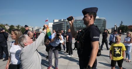 Warszawa. Pikieta podczas ceremonii upamiętniającej katastrofę smoleńską [ZDJĘCIA]