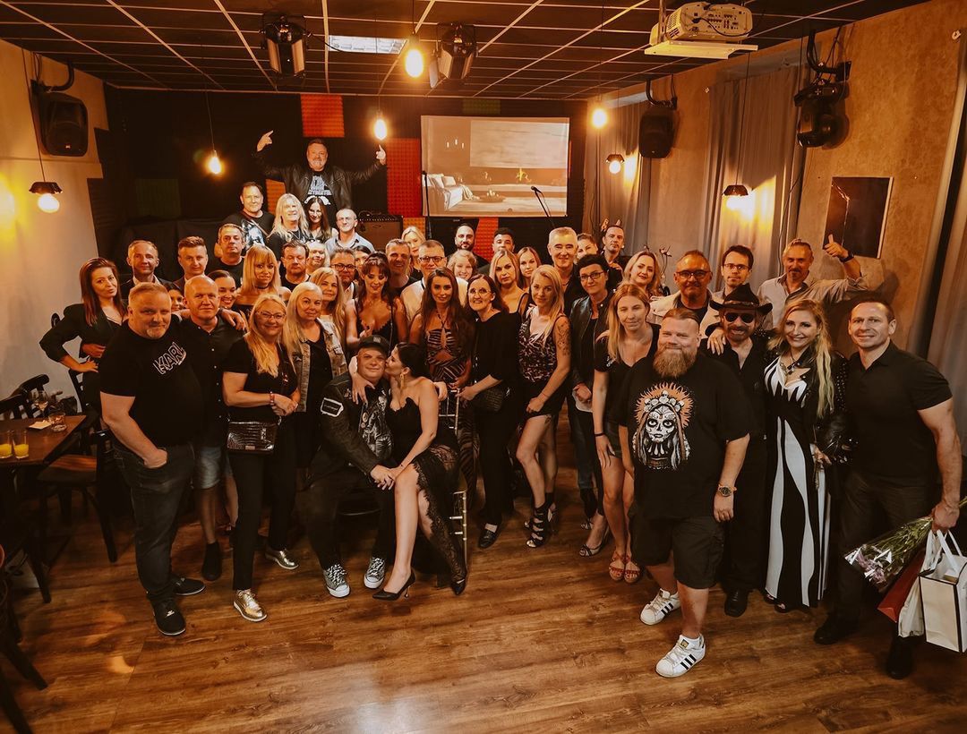 Pierwsza rocznica ślubu Skiby i jego młodziutkiej żony