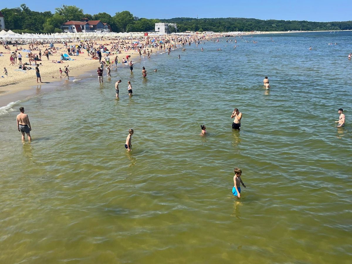 Plażowiczów w Sopocie nie brakuje, a woda zachęca do kąpieli