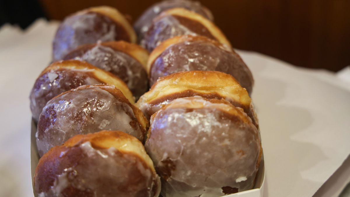 Warszawa, 12.02.2026. Sprzedaż pączków w pracowni cukierniczej "Zagoździński" na warszawskiej Woli w tłusty czwartek, 12 bm. Pączek w tłusty czwartek ma przynosić szczęście i zapewniać dostatek przez cały rok. (mr) PAP/Rafał Guz