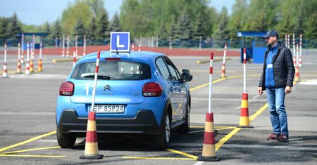 Kurs, badania, egzaminy. Ile kosztuje prawo jazdy w 2023 roku?