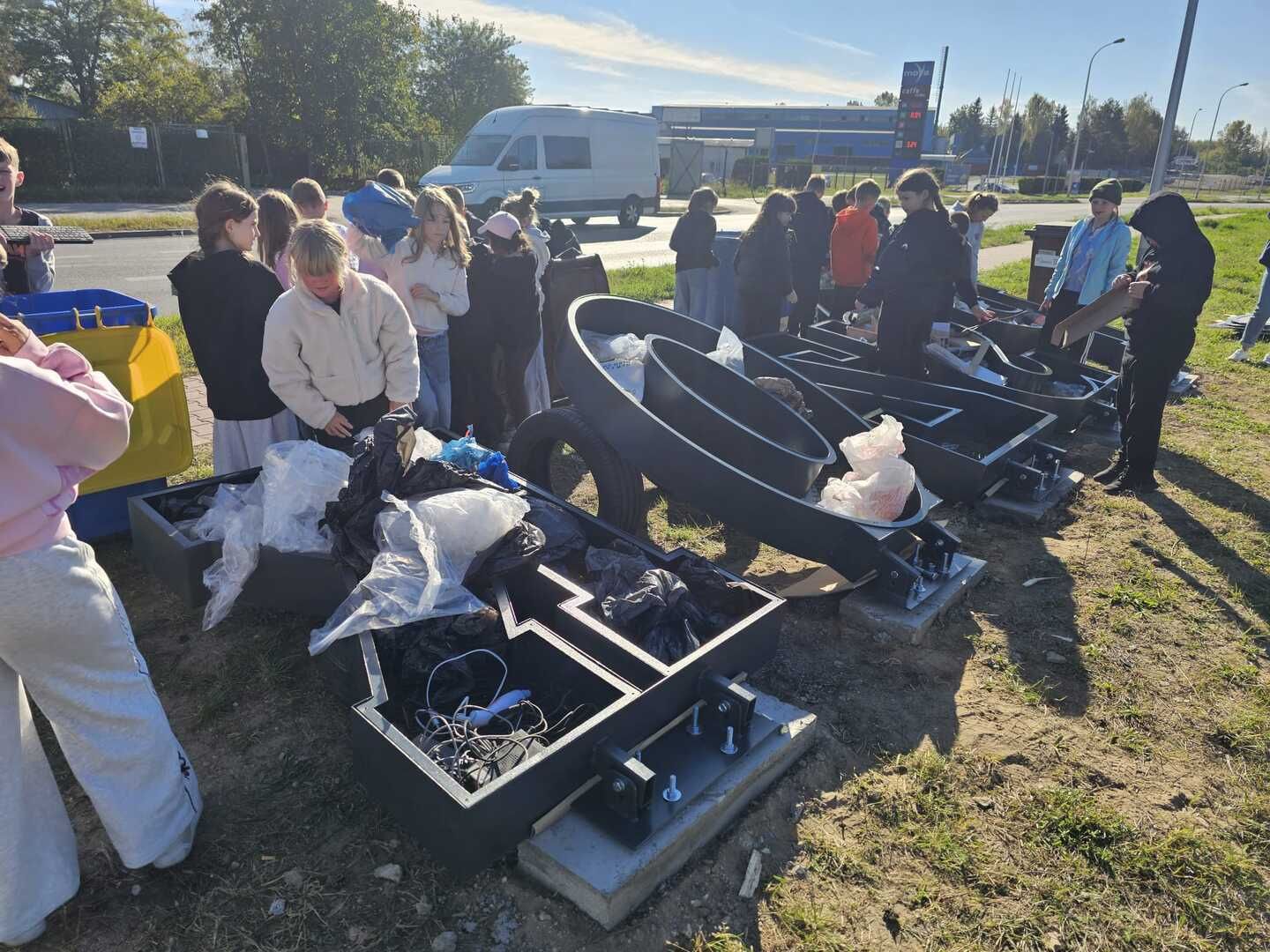 PSZOK w Ostrowcu Świętokrzyskim zyskał wyjątkową ozdobę w duchu recyklingu