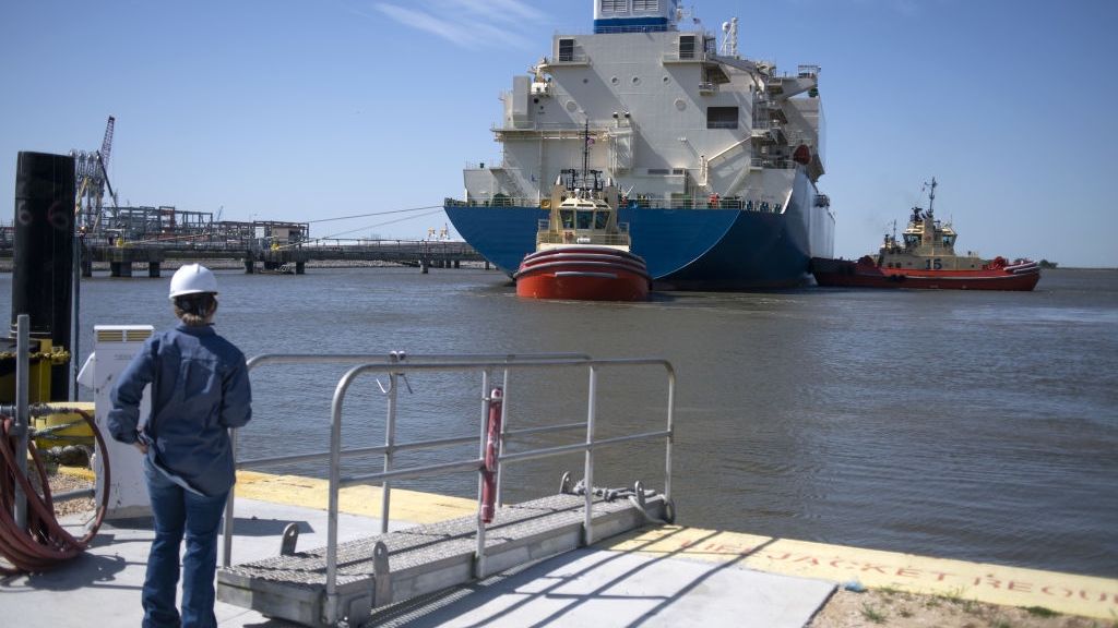 Holownik wyciąga tankowiec LNG w zakładzie Liquefaction Cheniere Sabine Pass w Cameron w stanie Luizjana, USA