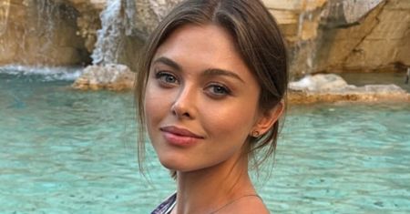 Zrobiła sobie selfie. Skórzana mini odbiła się w lustrze