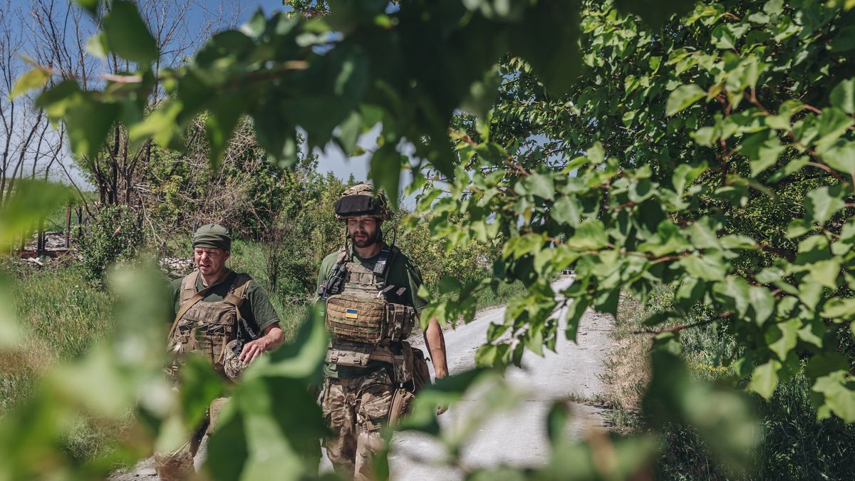 LUHANSK, UKRAINE - JUNE 9: Ukrainian soldiers near the frontline in Luhansk oblast, Ukraine, on June 09, 2022. (Photo by Diego Herrera Carcedo/Anadolu Agency via Getty Images)