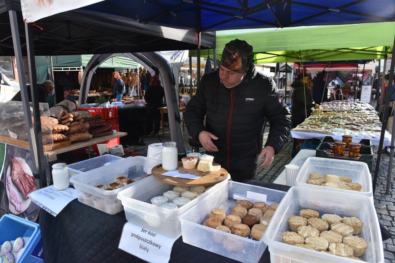 Doceńmy to, co mamy zdrowego, lokalnego i niekosztownego - mówi Filip Malinowski. To założyciel Fundacji Zdrowego Życia w Toruniu, organizator Wolnego Jarmarku Toruńskiego, organizator warsztatów zielarskich, szef &#34;Chwast Prast  Vegeterian Bistro&#34;, chodząca vege encyklopedia. Na zdjęciu: przy swoim stoisku na Wolnym Jarmarku.