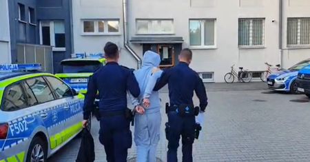 17-letni uczeń zachęcał do dźgania się nożami. Tak się tłumaczył