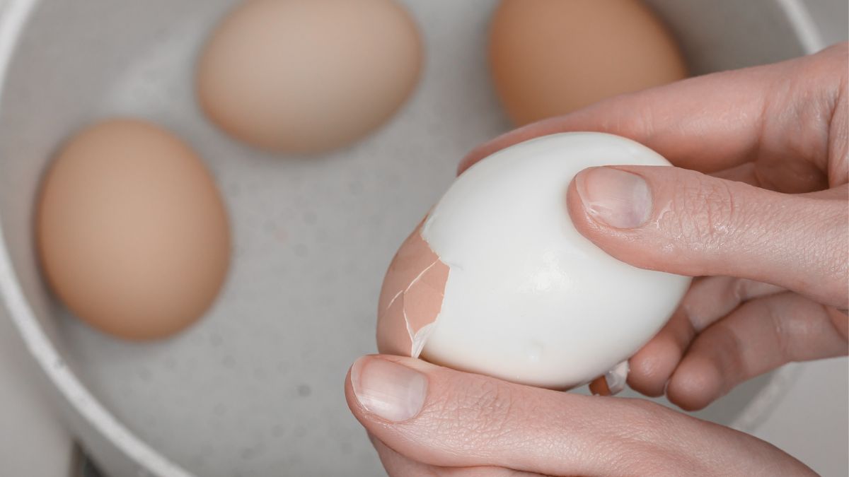 Dodatek podczas gotowania może przyspieszyć obieranie jajek