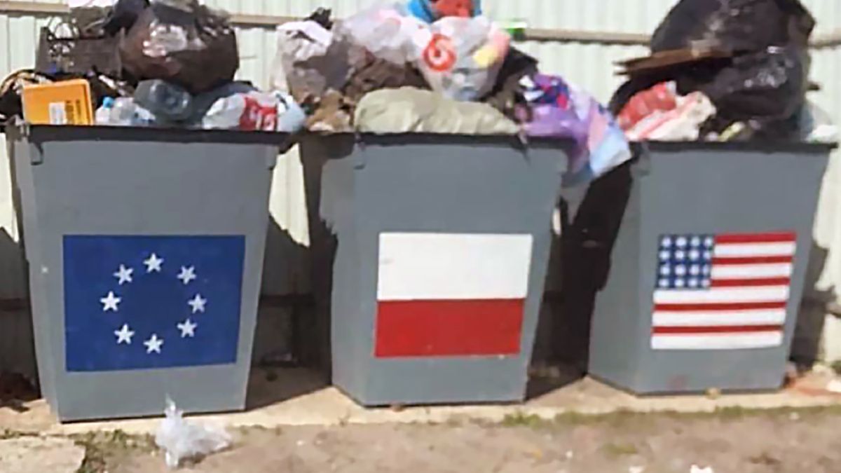 Na śmietnikach w Rosji pojawiły się  flagi "nieprzyjaznych państw"