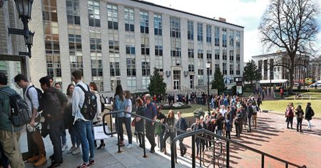 USA. Studenci stracili tysiące dolarów. Powód? Brak dystansu społecznego