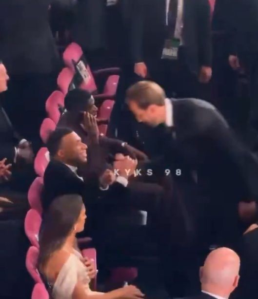 Kylian Mbappe i Ousmane Dembele i niechętne gratulacje dla Harry'ego Kane'a