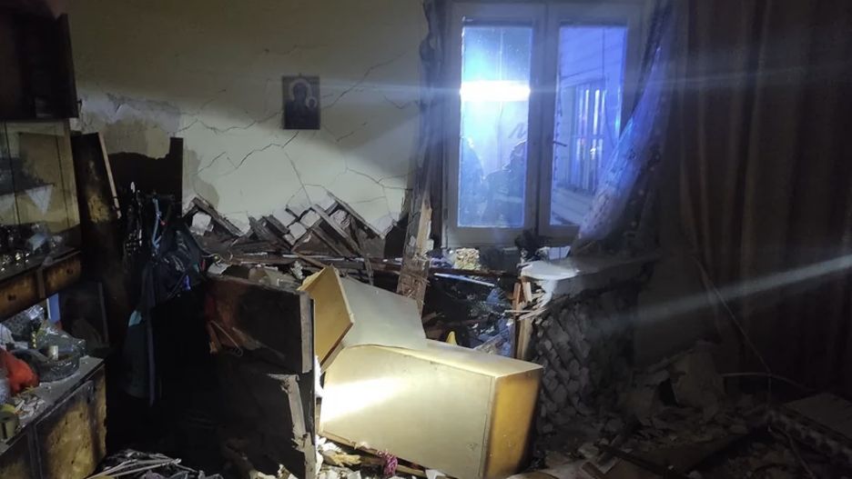 Mieszkanka domku przy ulicy Złotej w Legionowie myślała, że doszło do  wybuchu telewizora. Dopiero strażacy przekonali ją, że jest zupełnie inny powód zdemolowania jej domu (Straż Pożarna w Legionowie)