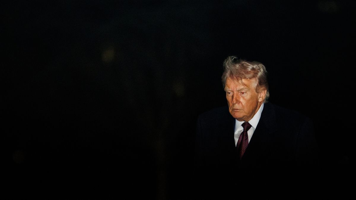 US President Donald Trump walks across the South Lawn towards the White House after landing in Marine One in Washington, DC, USA, 15 March 2026. He returned to the White House after spending the weekend at his private club, Mar?a?Lago, in Palm Beach, Florida. EPA/Samuel Corum / POOL Dostawca: PAP/EPA.