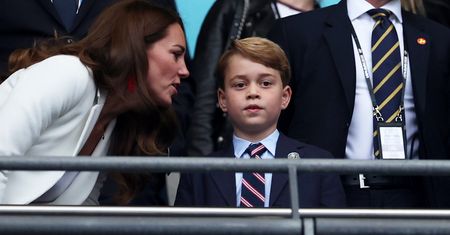 Wyluzujcie, to rozkaz. Bezlitośnie o brytyjskiej rodzinie królewskiej. Na Wyspach byłoby to nie do pomyślenia!