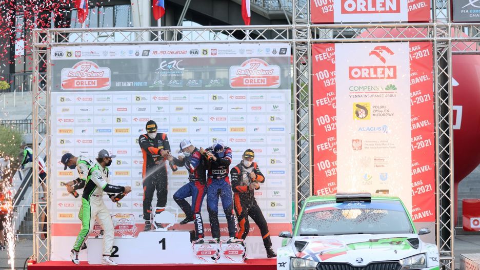 Warszawa. Podium wyścigu samochodowego - "ORLEN 77. Rajd Polski"