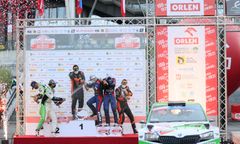 Warszawa. Spór o hałas. W centrum miasta zorganizowano odcinek rajdu samochodowego