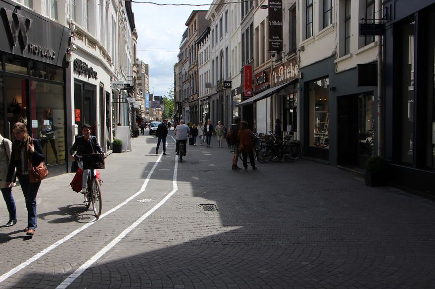W Belgii osoby uzależnione od smartfonów mają... własną przestrzeń na chodnikach 5