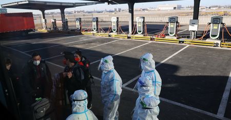 Setki odwołanych lotów i masowe badania. Chiny biją na alarm po nietypowym przypadku zakażenia SARS-CoV-2