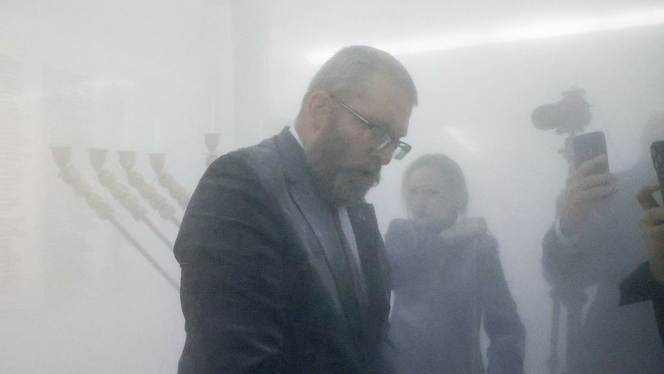 Poseł Grzegorz Braun zgasił gaśnicą świece chanukowe