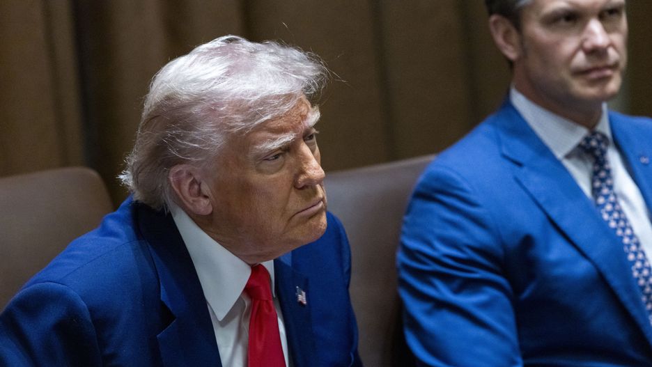 US President Donald J. Trump hosts a cabinet meeting
epa12023593 US President Donald J. Trump (L) listens to remarks during a Cabinet meeting in the Cabinet Room of the White House in Washington, DC, USA, 10 April 2025.  EPA/SHAWN THEW / POOL 
Dostawca: PAP/EPA.
SHAWN THEW / POOL
government, flag, politics