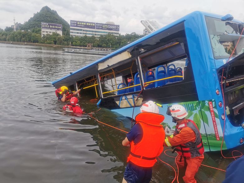 Kierowca autobusu celowo wjechał do jeziora. Zabił 20 pasażerów
