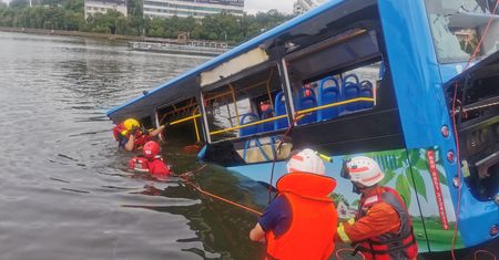 Kierowca autobusu celowo wjechał do jeziora. Zabił 20 pasażerów