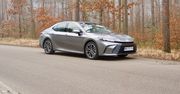 Jeździłem nową Toyotą Camry. "Niebezpiecznie" zbliżyła się do Lexusa