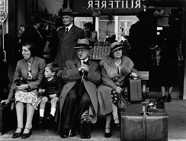 Mocne, czarno-białe fotografie uliczne z Londynu lat 30. i 40. 3