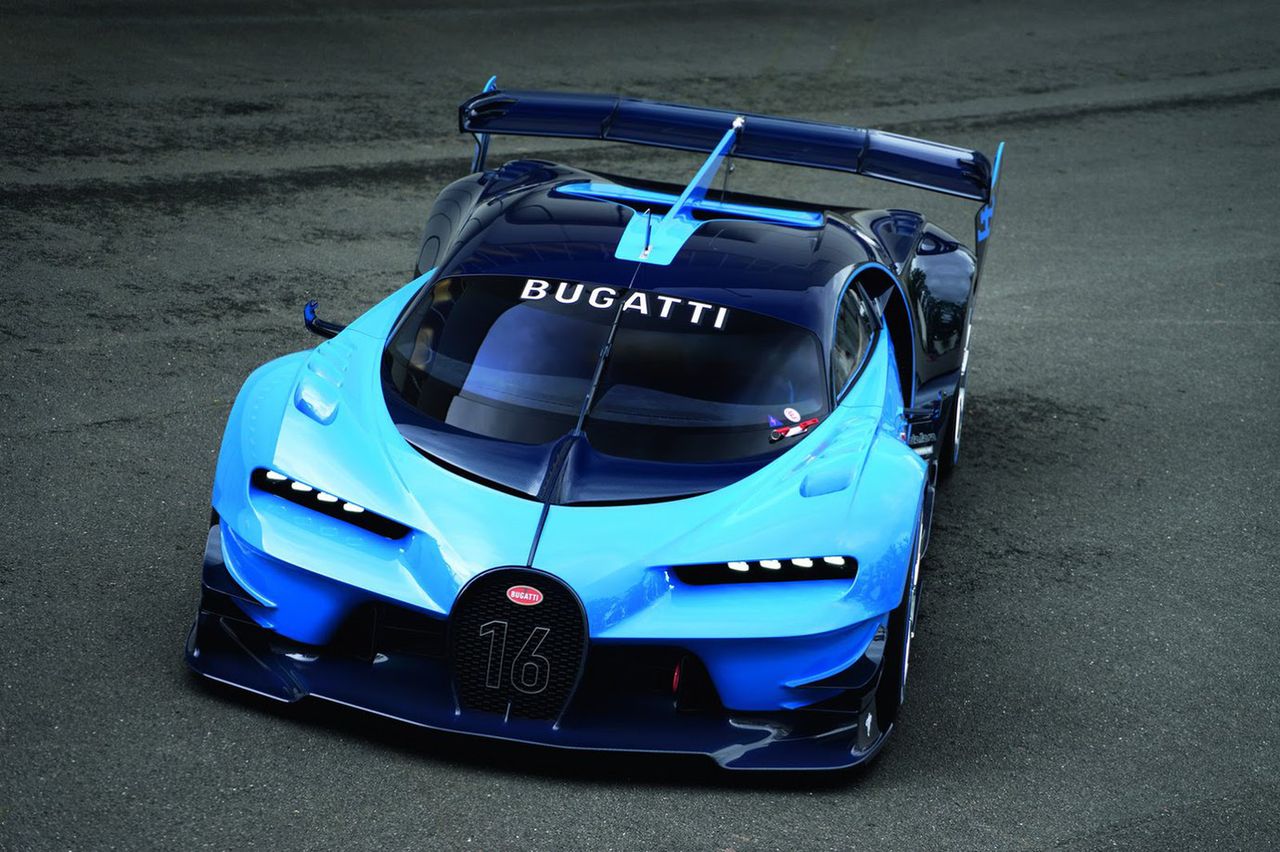 Bugatti ostatecznie zdecydowało się na podtrzymanie życia linii luksusowych wozów stricte sportowych. Niedawno firma potwierdziła, że auto ma nosić nazwę Chiron, a jego premiera będzie miała miejsce na zbliżających się targach samochodowych w Genewie. Z pewnością będzie to maszyna hybrydowa, ale moc pozostaje w sferze spekulacji. Ocenia się, że Bugatti może wycisnąć z benzynowo-elektrycznego układu około 1500 KM.