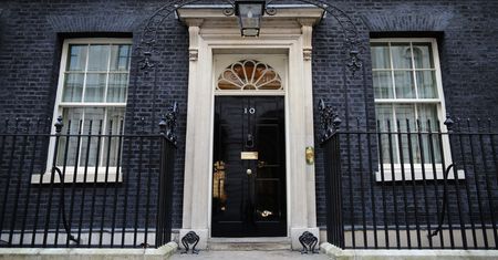Zdjęcia z 10 Downing Street zalewają sieć. Coś tutaj jest nie tak