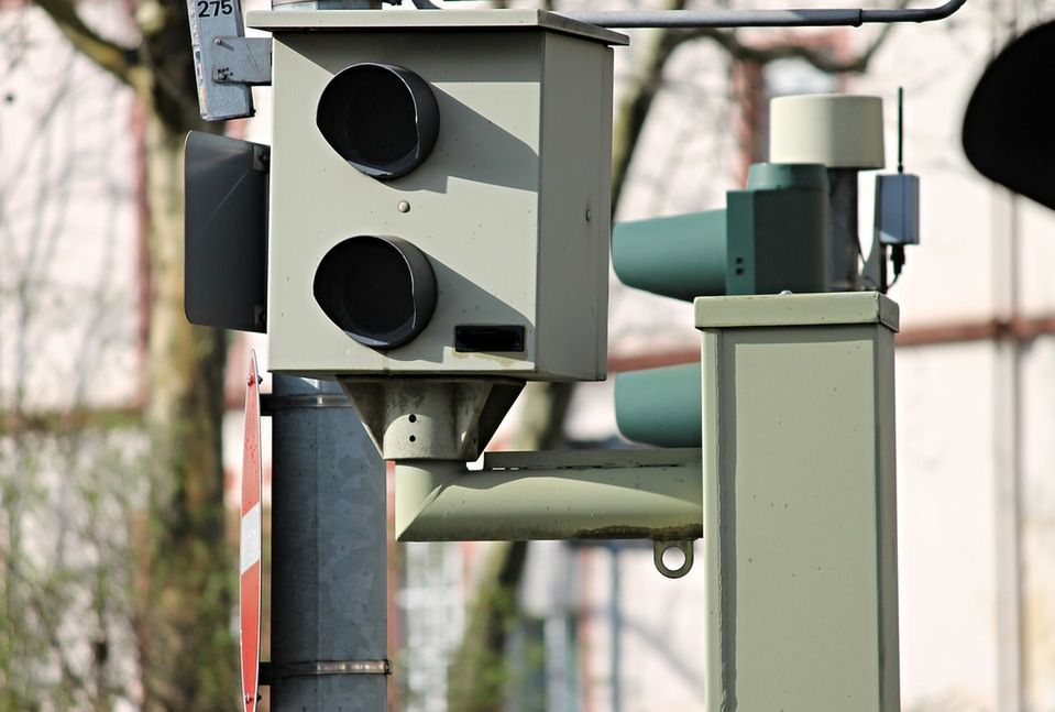 Na zdjęciu z fotoradaru pokazał środkowy palec. Niemiecka policja nie miała litości