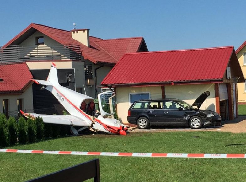 Krosno. W jaki sposób samolot znalazł się na podwórku i uszkodził auto?