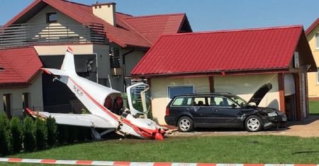 Krosno. W jaki sposób samolot znalazł się na podwórku i uszkodził auto?