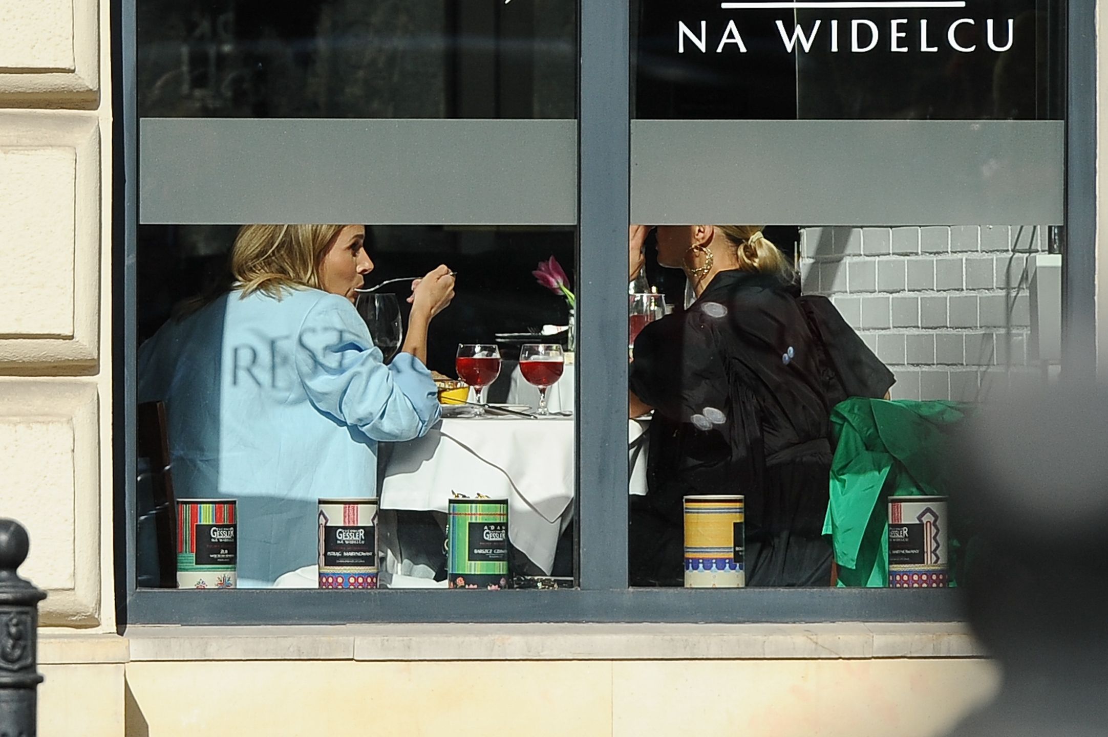 Wystylizowana Izabela Janachowska na obiedzie na mieście