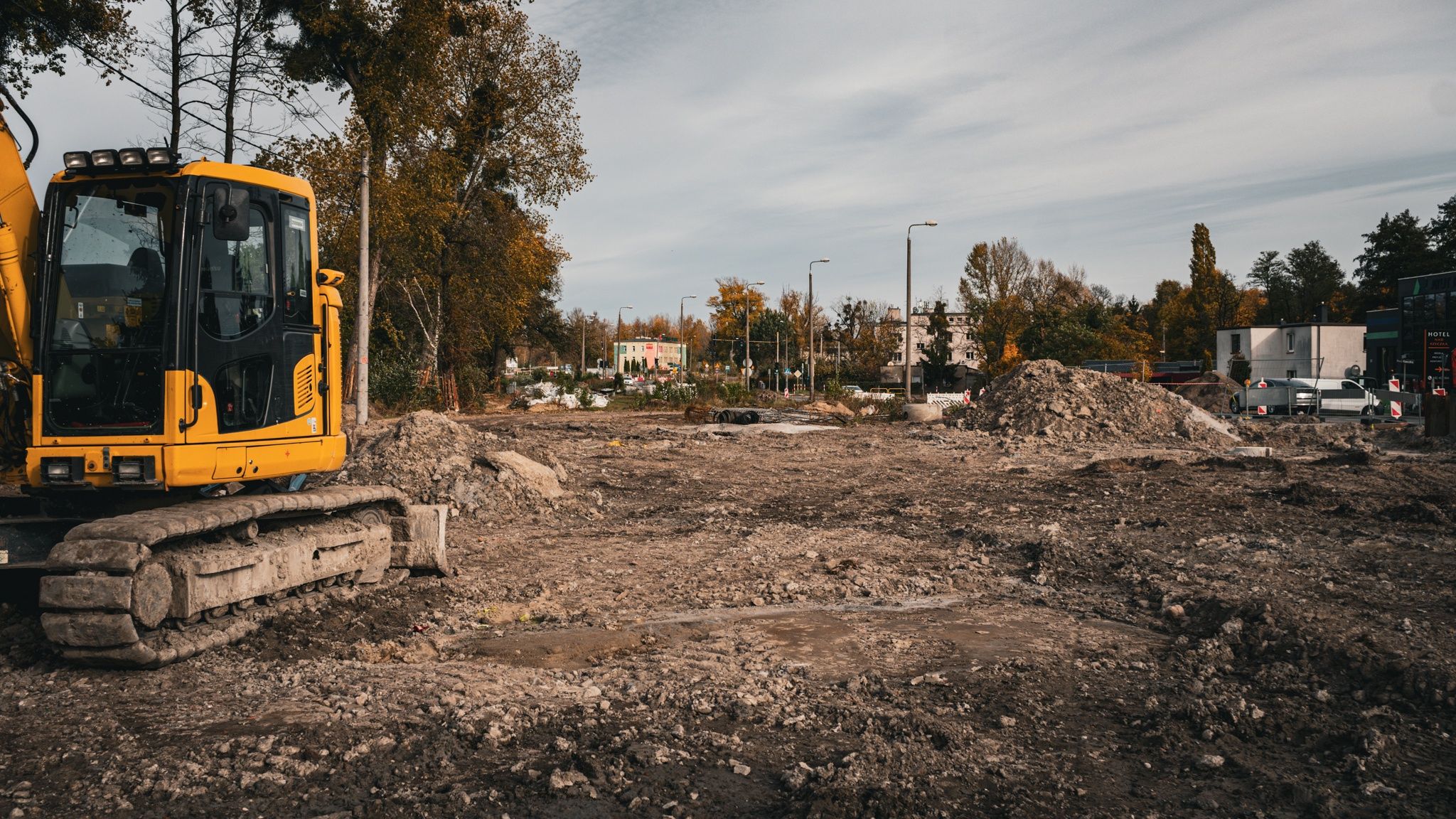 Na ul. Olsztyńskiej w Toruniu trwają prace przy budowie estakady nad torami kolejowymi. 