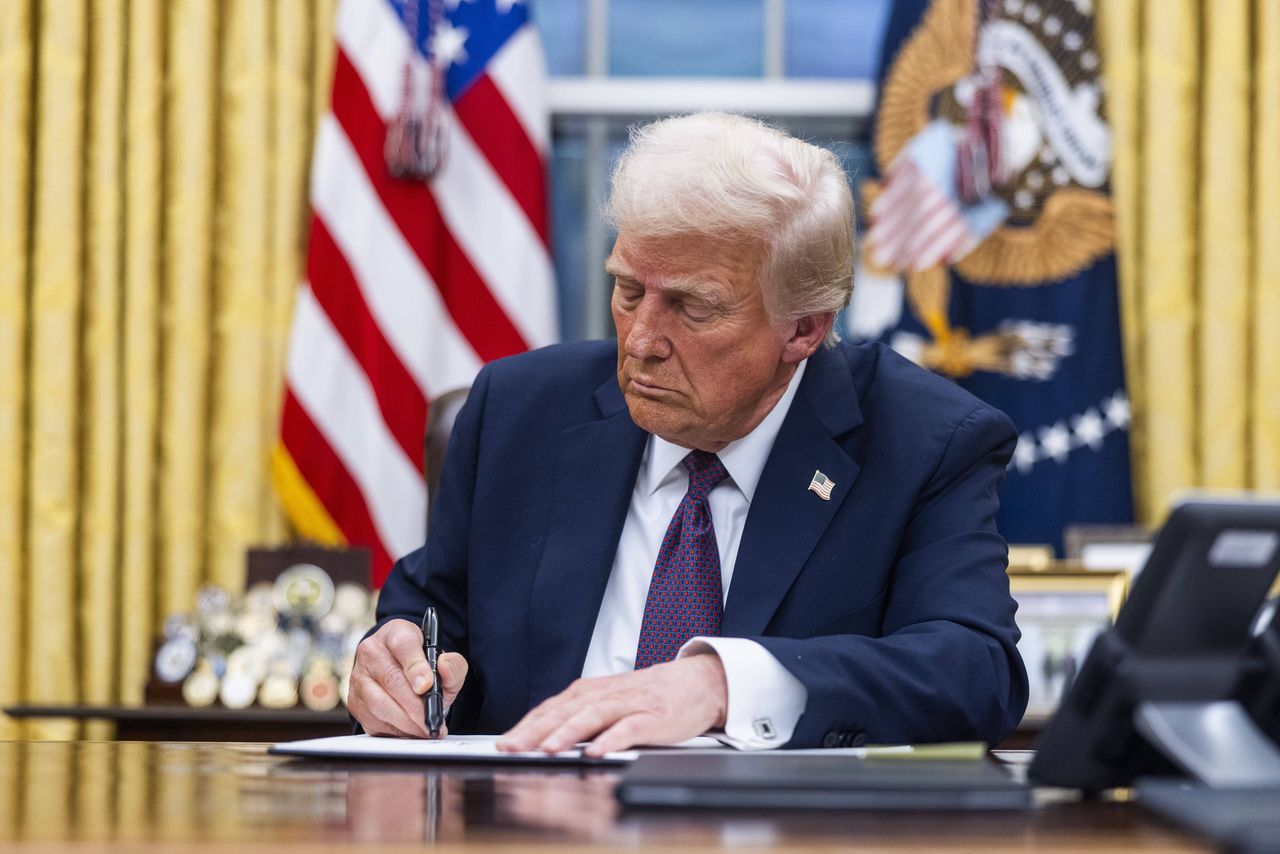 U.S. President Donald Trump signed an order to send 1,500 troops to the border with Mexico.