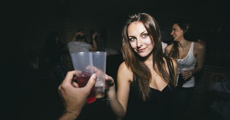 Wracają z klubu do domu i znajdują to na ciele. To się dzieje w całej Europie