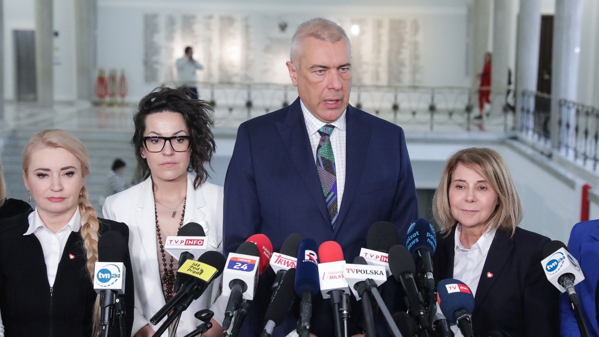 Warszawa, 08.02.2024. Poseł KO Roman Giertych (2P) oraz posłanki KO: Marta Wcisło (L), Barbara Dolniak (P) i Alicja Łepkowska-Gołaś (2L) podczas konferencji prasowej zespołu ds. rozliczeń, 8 bm. w Sejmie w Warszawie. (mr) PAP/Tomasz Gzell