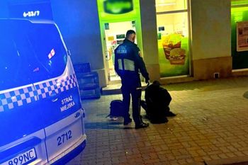 Wpadł do sklepu. Zwyzywał kasjerkę. Nagle sięgnął do kieszeni