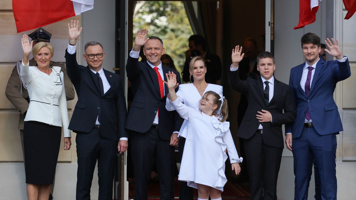 Pawe� Supernak
antoni nawrocki, c�rka, daniel nawrocki, dzieci, karola nawrockiego, kasia nawrocka, katarzyna nawrocka, macha�, pa�ac prezydencki, pa�acu prezydenckiego, pierwsza dama, polityk polityka, prezydent rp, prezydenta rp, siedziba, syn, synowie, uroczyste