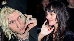 Dakota Johnson i Machine Gun Kelly przyłapani NA SCHADZCE w Los Angeles. Miłość kwitnie? (FOTO)