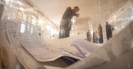 Karty z gotowym "X". Tak wyglądają wybory w Rosji