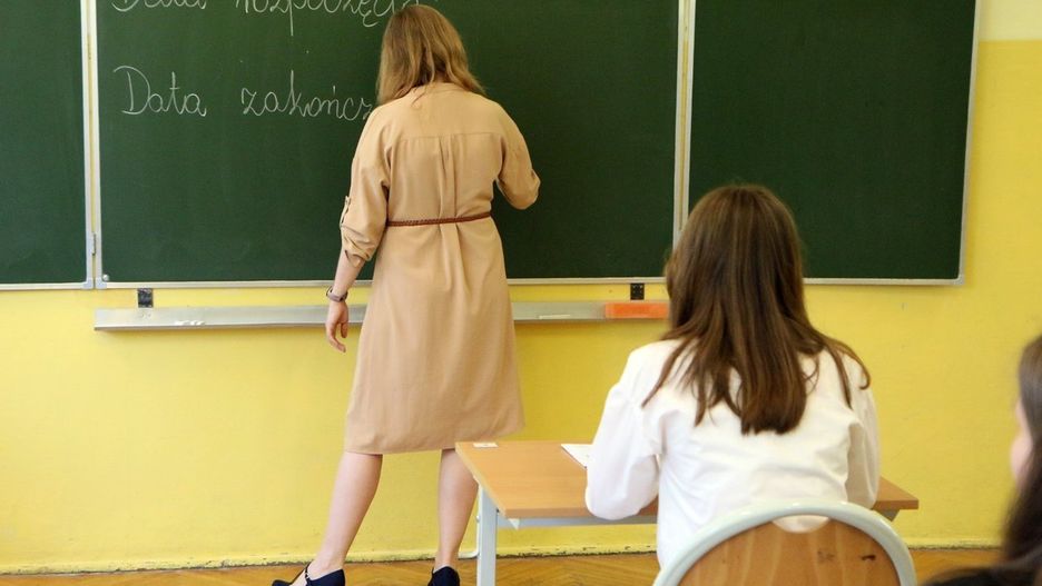 W systemie oświaty jest aktualnie około 380 ofert pracy. To praca zarówno dla nauczycieli przedmiotów, jak i specjalistów
