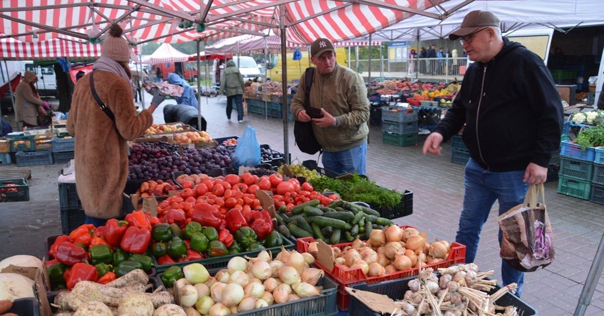 Stalowa Wola: Deszczowy targ, ale na straganach kolorowo