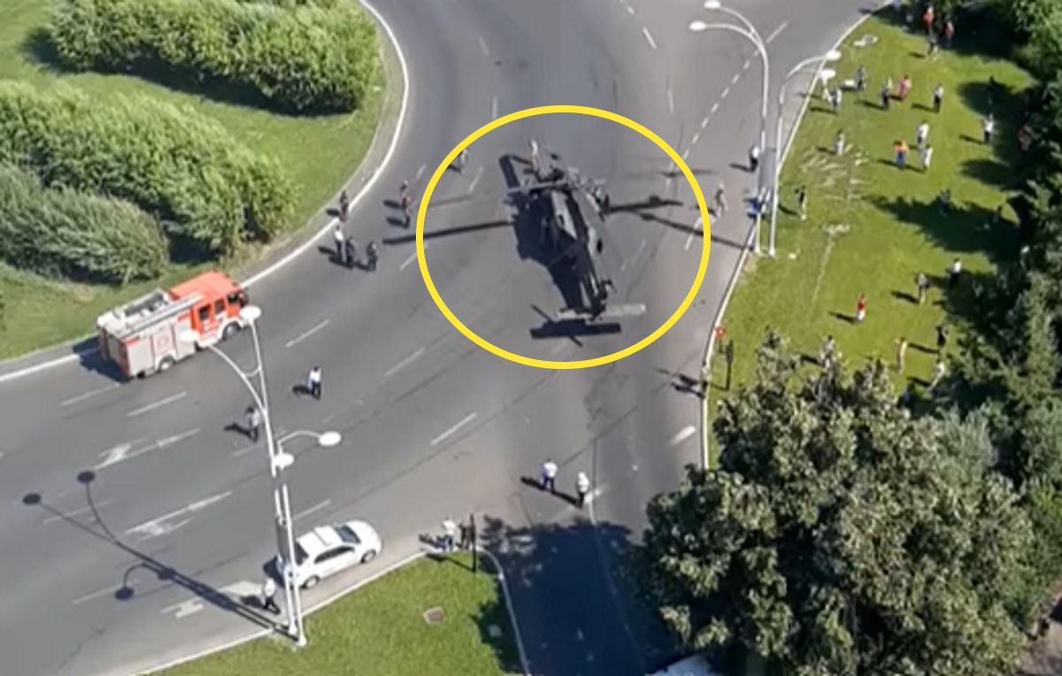 Lawirował między latarniami i domami. Black Hawk wylądował w centrum miasta