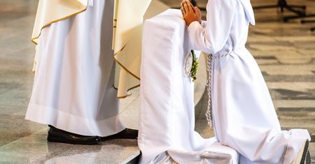 Wrócił do domu z płaczem. 13-latek wyznał, co ksiądz robił dzieciom